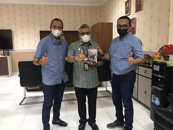 Booknesia Berikan Buku Karya Teguh Santosa kepada Asdatun Kejatisu