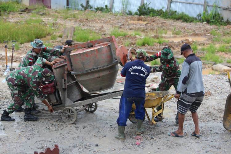 Bangunan Masjid Darul-Hidayah Dikampung Ampera, Pos Kout Satgas Yonif 122/TS Berikan Bantuan Tenaga