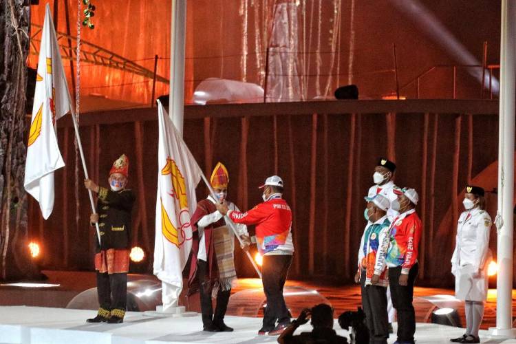 Bendera PON Diserahkan ke Edy Rahmayadi Sebagai Tanda Sumut Tuan Rumah PON 2024