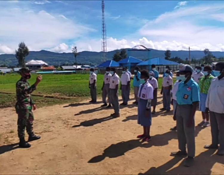 Kepada Siswa Sekolah di  Paniai Papua, Satgas Teritorial Kodam I/BB Berikan Wawasan Kebangsaan