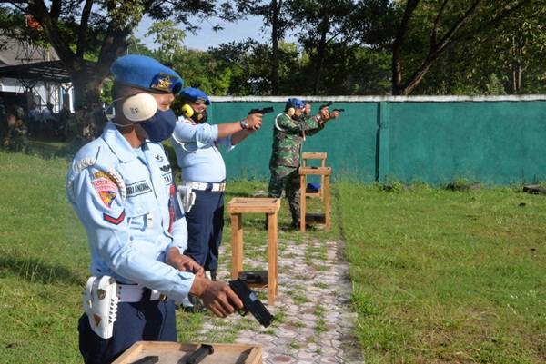 Personel  POMAU dan Intel Lanud  SIM Laksanakan Latihan Menembak