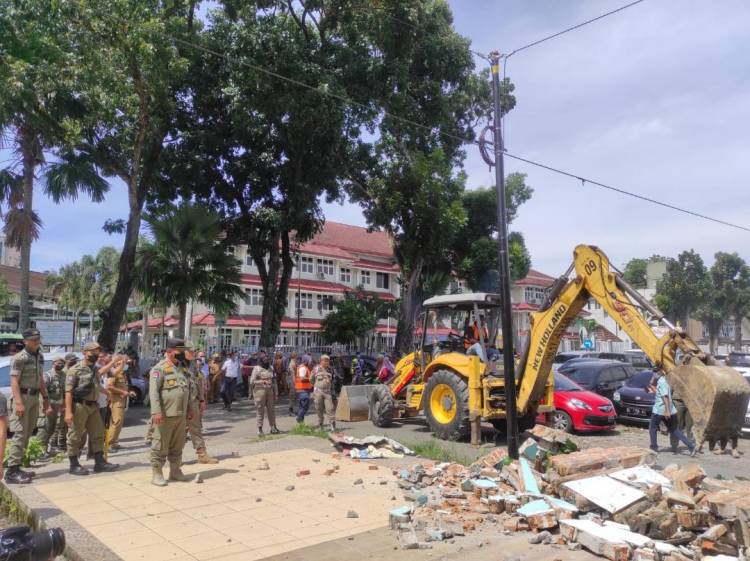 Dua Unit Bangunan Liar Di Kecamatan Medan Tuntungan Dirubuhkan Pemko Medan