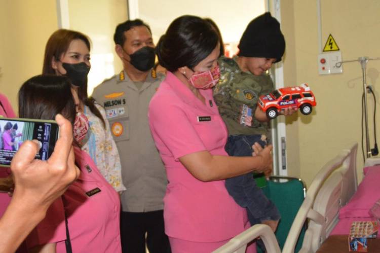 Al Faqih Anak Korban Kekerasan nampak ceria digendong Ibu Rita Panca