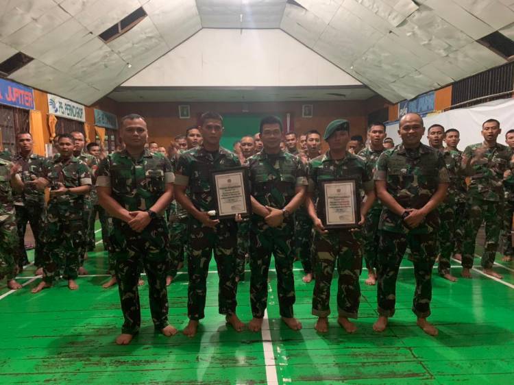 Aksi Heroik 2 Personel TNI AD Padamkan Api Saat Kebakaran Di Kompleks Dolog Asmat Terima Penghargaan Dari Danrem 174/ATW Merauke