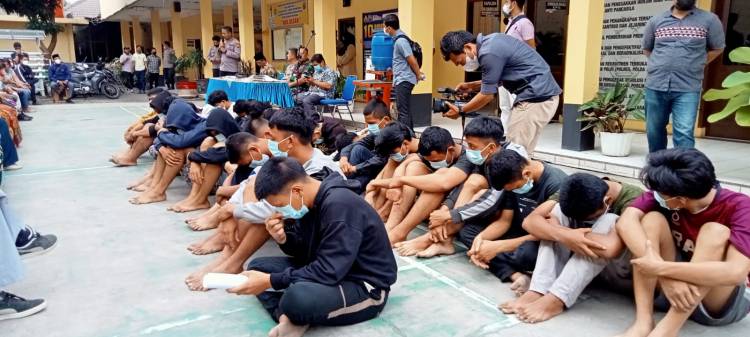 Sedih..... 26 Anggota Geng Motor Nangis di Polsek Medan Timur
