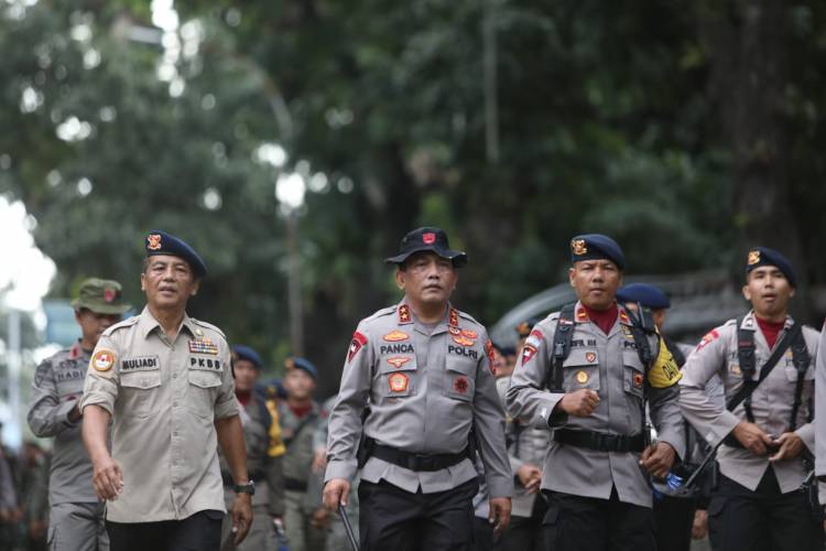 Pasukan Brimob Longmarch Pataka Perpindahan Mako Brimob