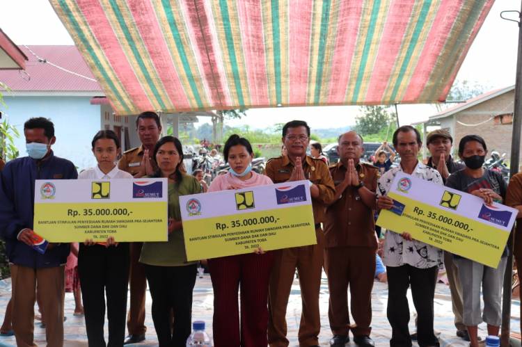 Bupati Toba Serahkan 20 Tabungan Bantuan Stimulan Penyediaan Rumah Swadaya Pra-sejahtera Kepada Masyarakat Porsea