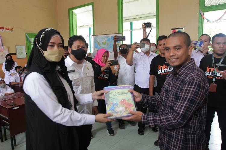 Dinas Kominfo Motivasi dan Serahkan Bantuan ke SDN di Pematangsiantar
