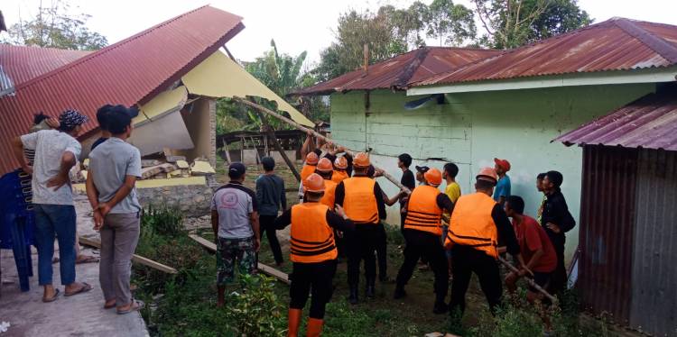 Quick Respon, Brimob Poldasu Bantu Warga Terdampak Gempa di Taput