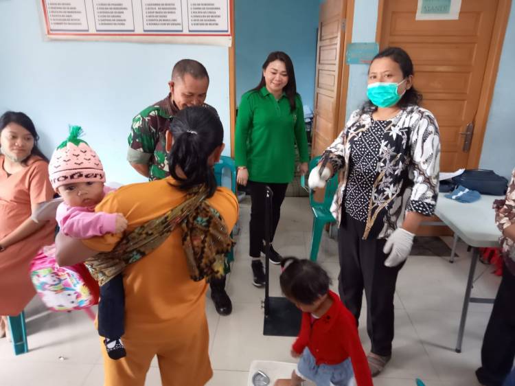 Danramil 02/TP Bersama Persit KCK Ranting 3 Dampingi Kegiatan Posyandu di Desa Pangambatan