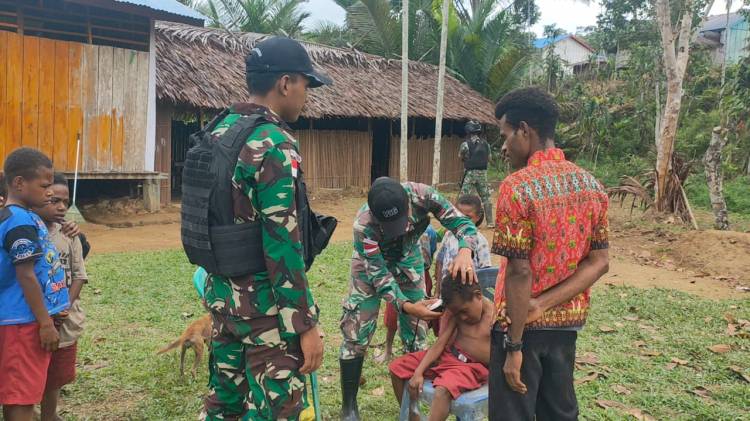 Tanamkan Kerapihan Sejak Dini, Satgas Yonif 126/KC Cukur Gratis Anak Perbatasan