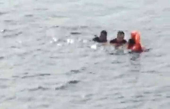 Viral, Aksi Prajurit TNI AD Gagalkan Percobaan Bunuh Diri Penumpang Kapal di Laut Natuna