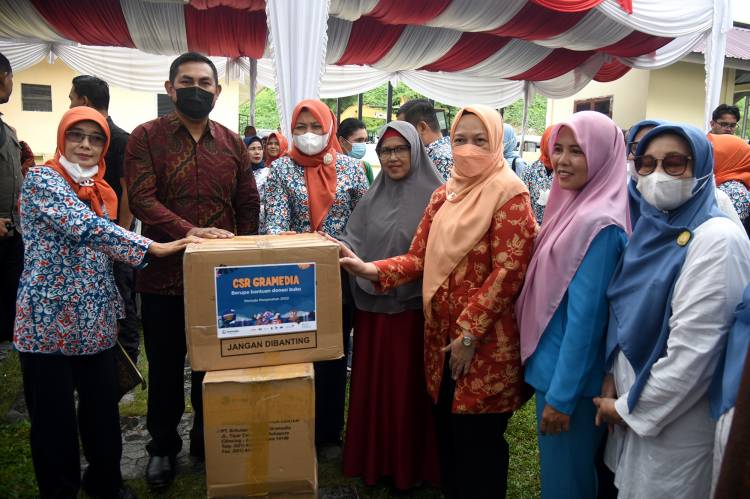 Ketua GPMB Sumut Serahkan  Gerobak Baca dan Bantuan Buku di TPA Terjun