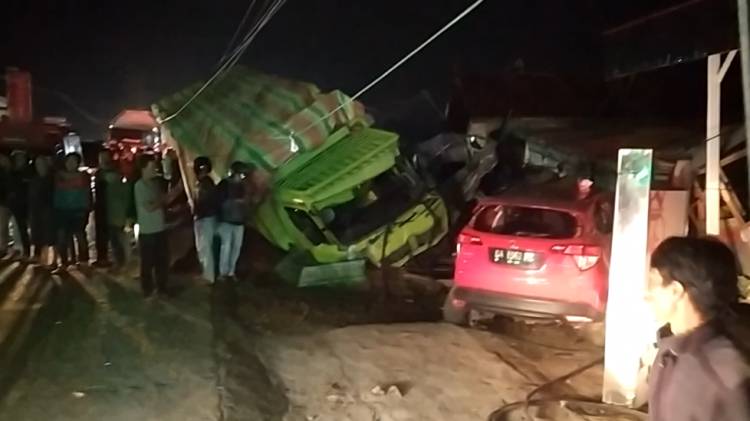 Tabrak Mobil Hingga Warung, Sebanyak 10 Orang Dilarikan ke Rumah Sakit