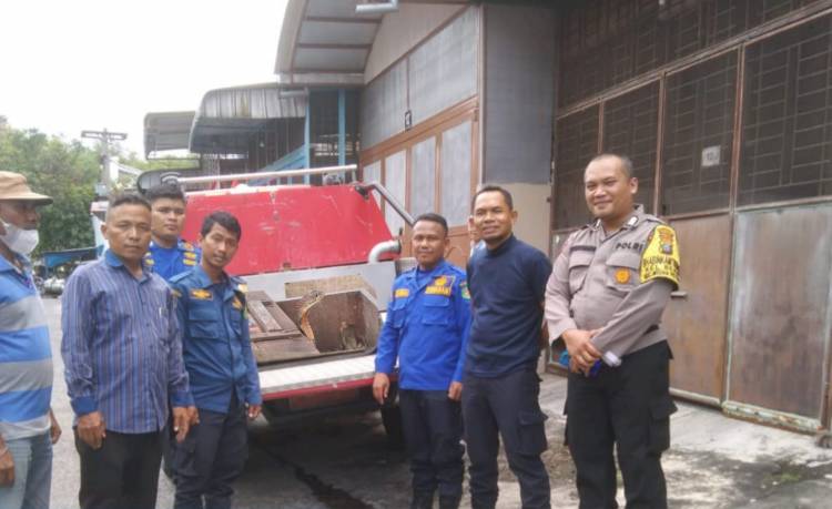 Bhabinkamtibmas Polsek Medan Baru Bersama Petugas Damkar Evakuasi Ular Cobra Milik Warga