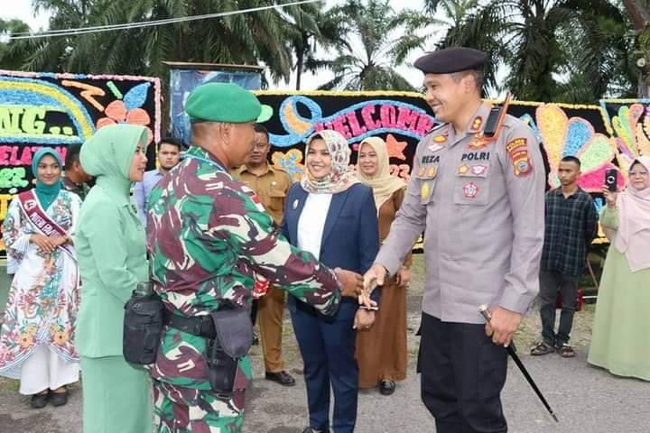Keluarga Prajurit Sambut Kedatangan Satgas Pamtas RI-PNG, Wabup Madina Terharu