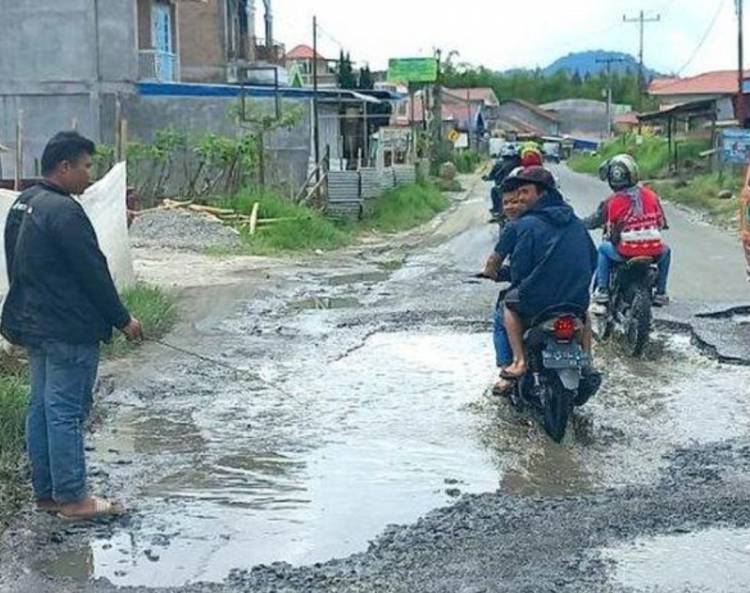 Potret Jalan Rusak Persisnya di Udara Ujung Menuju Gurusinga Tepatnya di Gudang Sentosa