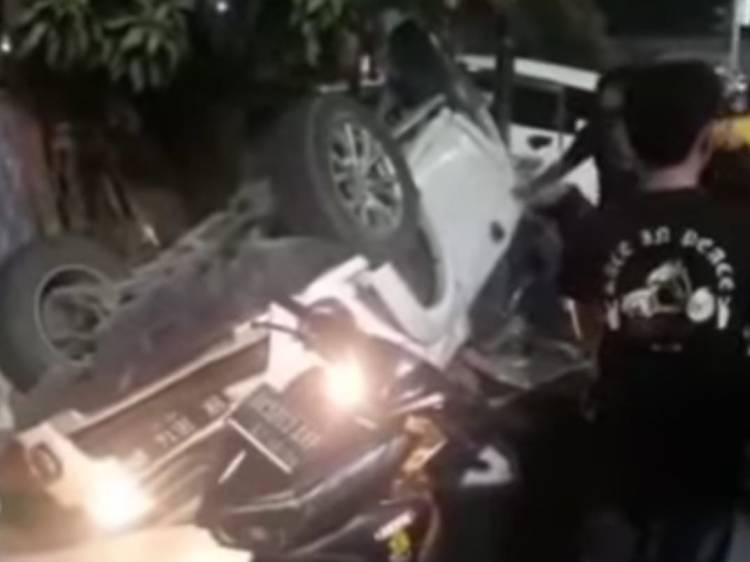 Pajero Sport Tabrak Avanza dan Rumah Warga