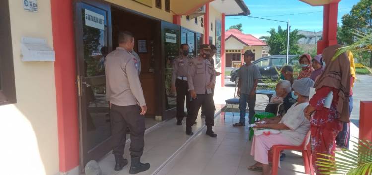 Polsek Beringin  Bagikan Bansos Kepada Masyarakat