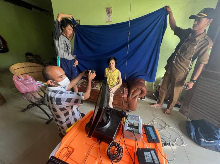 Kecamatan Medan Baru Dan Disdukcapil Datangi Rumah Warga Disabilitas Lakukan Perekaman e-KTP