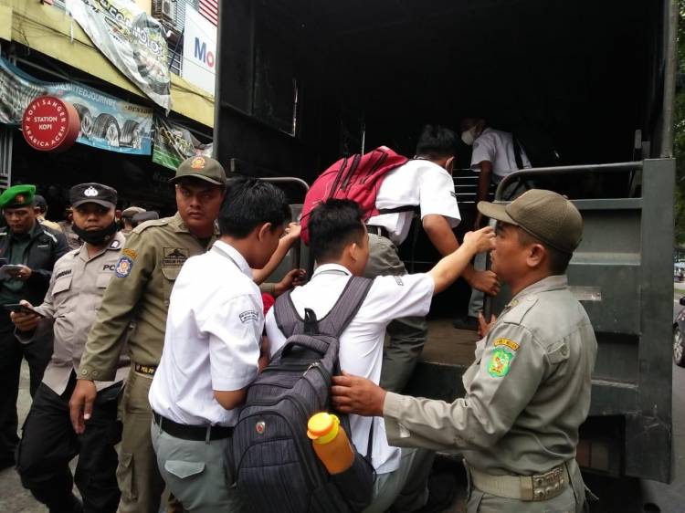 Operasi Kasih Sayang Jaring Pelajar Bolos di Warnet dan Kafe