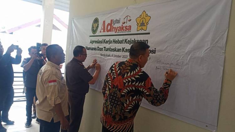 Lewat Tandatangan Diatas Spanduk Warga Aceh Apresiasi Kejaksaan