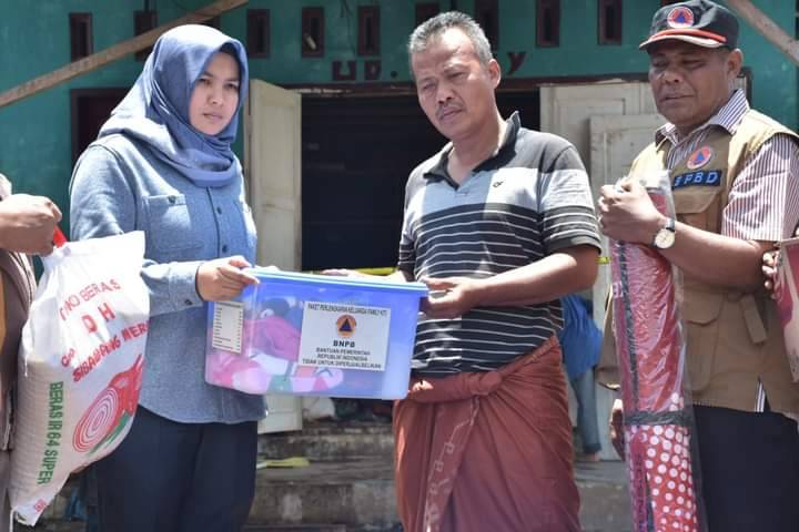 Wakil Bupati Serahkan Bantuan Korban Kebakaran di Lumban Dolok Siabu