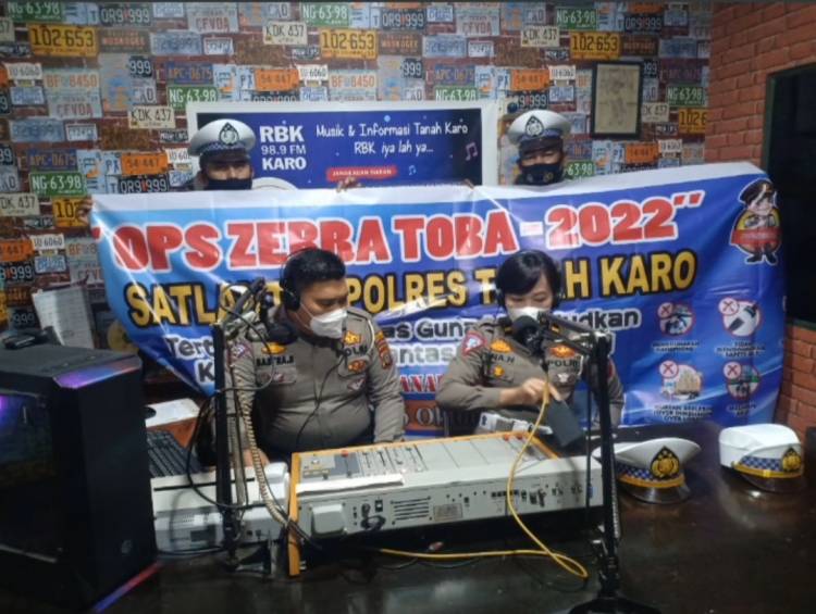 Sat Lantas Polres Tanah Karo Sampaikan Cara Tertib Berlalu Lintas Melalui Stasiun Radio