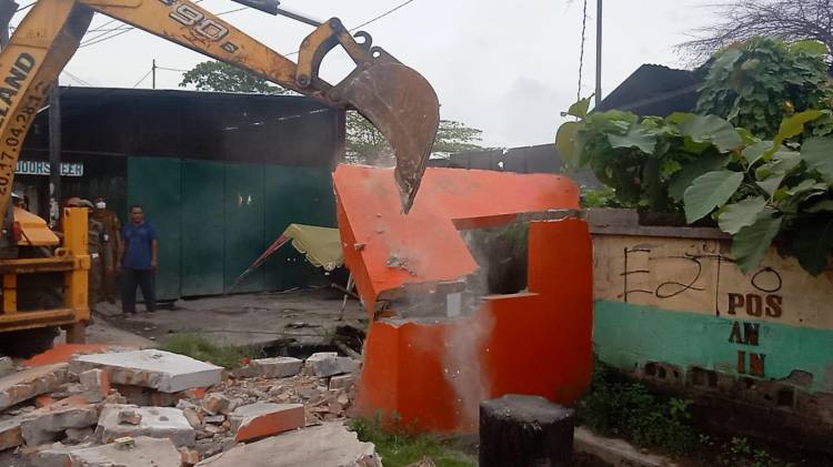 Tim Satpol PP Kembali Robohkan 4 Unit Bangunan Liar di Medan Deli