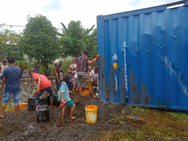 Kontainer Angkut CPO Terbalik di Tol Belmera Belawan