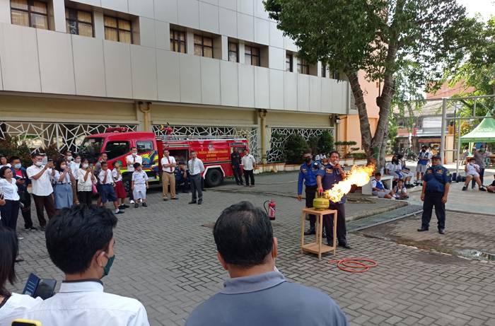 DP2K Medan Sosialisasi dan Simulasi Bahaya Kebakaran di Sekolah Santo Thomas 1 Medan