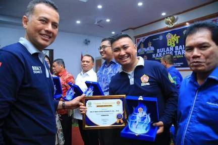 Bupati Labuhanbatu Utara Raih Penghargaan Tokoh Peduli Karang Taruna Terbaik III