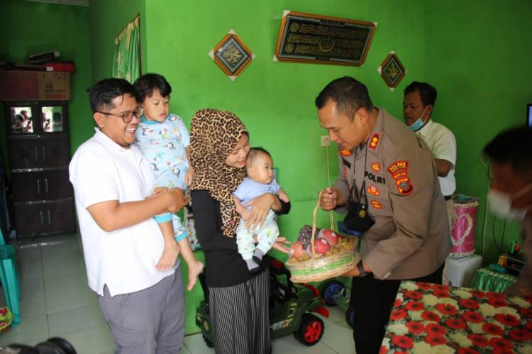 Sambut Hut Humas Polri ke 71 , Kapolres Tanah Karo Bagikan Sosial Kepada Rekan Rekan Wartawan Humas Polres