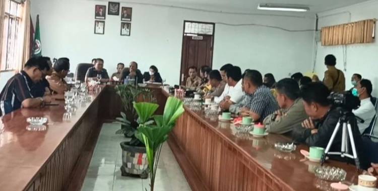 Sekwan DPRD Humbahas Bantah Pernyataan Ketua DPRD