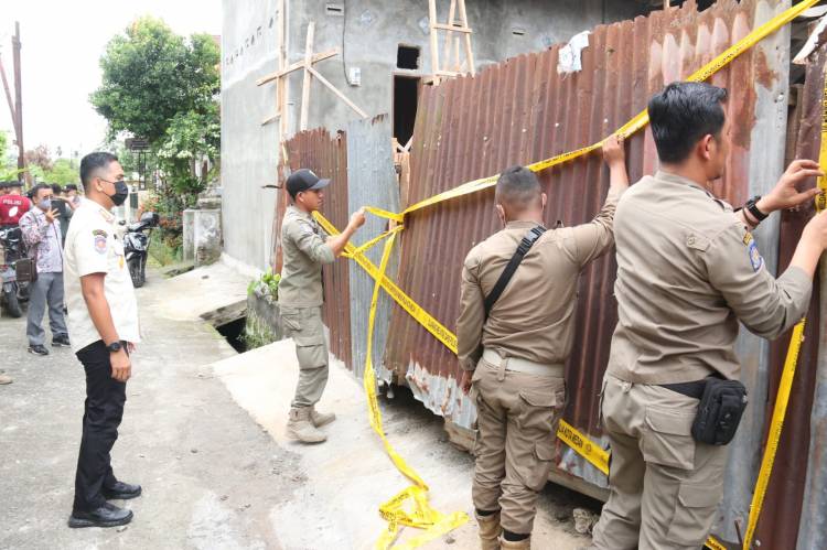 Tidak Memiliki IMB, Pemko Medan Segel Bangunan Dua Lantai Di Kec. Medan Selayang