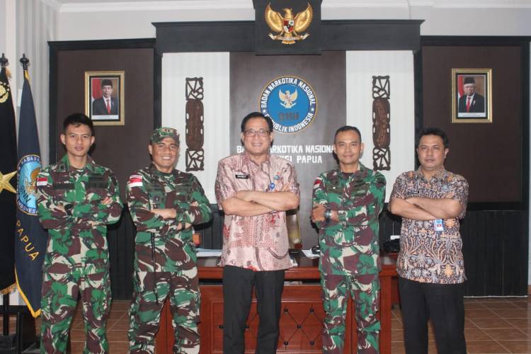 BNN Papua Apresiasi dan Beri Piagam Penghargaan ke Satgas Yonif 126/KC