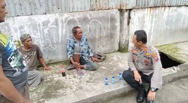 Respon Dumas, Kapolsek Medan Baru Beri Bantuan kepada Kakek yang Dipalak Preman