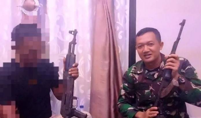 Dua Pucuk Senjata Api Diserahkan Mantan kombatan Pada Dandim