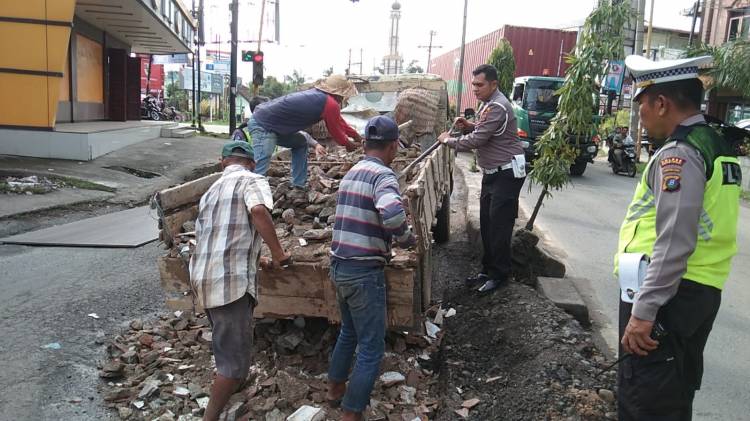 Timbun Jalan Berlubang, Sat Lantas Polres Tebing Tinggi Utamakan Kenyamanan Pengendera
