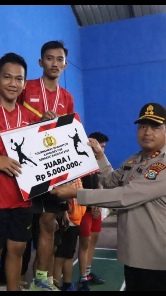 Kapolres Sergai Serahkan Hadiah Juara Badminton Kapolres Cup