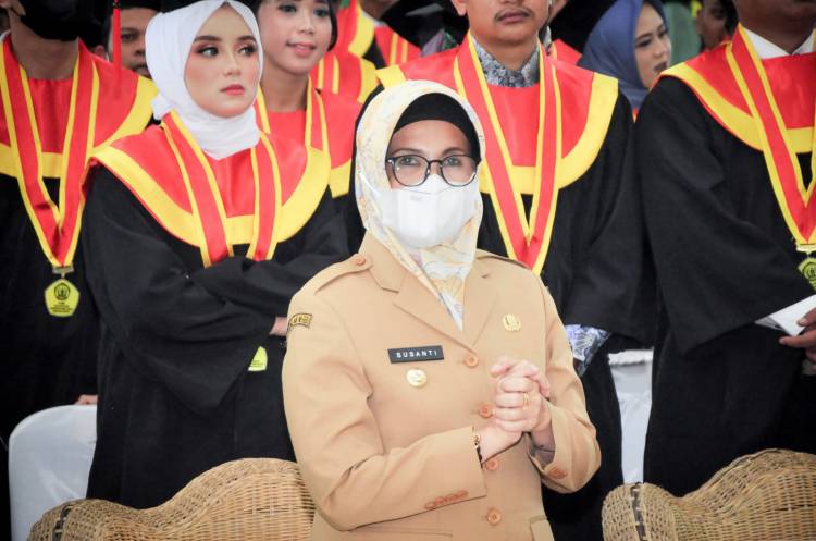Hadir di Acara Wisuda USI, "Walikota dr Susanti Dewayani SpA: "Tugas Perguruan Tingg Meningkatkan SDM dan Kompetensi