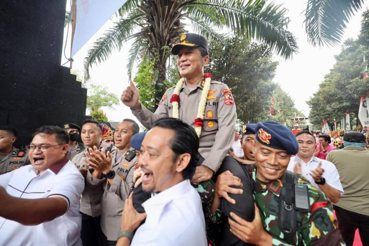Berkat Darmabaktinya, Irjen Pol Nico Afinta Dipanggul Keluar Mapolda Jatim
