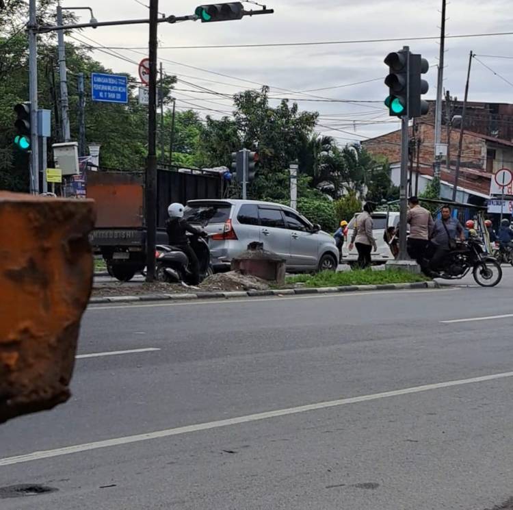 Ya Allah.... Momen Haru, Terekam Kamera, Polisi Tolong Tukang Becak Berkaki Satu saat Mogok