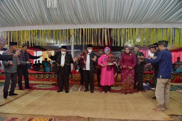 Gubsu Bersama Ketua TP PKK Sumut Silaturahmi dengan Raja-raja Panusunan Bolon dan Warga Hatabosi