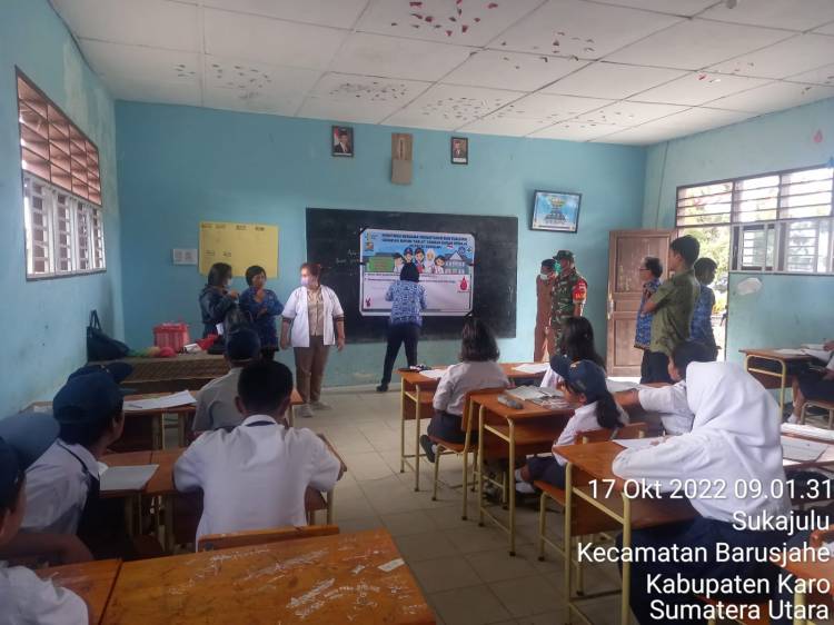 Untuk Mendukung Program Pemerintah Terkait Stunting, Babinsa Bersama Puskesmas Berikan Obat Ini