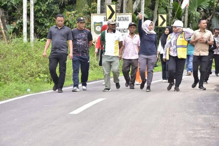 Capai 100 %, Wabup Atika Tinjau Ruas Jalan Tambiski-Sayur Maincat