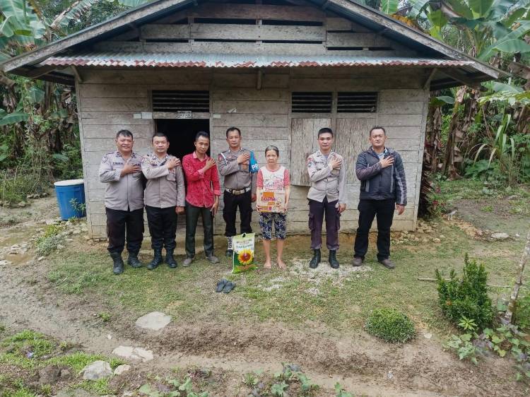 Sambangi Wanita Sebatang Kara, Polsek Gunungsitoli Alo&rsquo;oa Berikan Tali Asih
