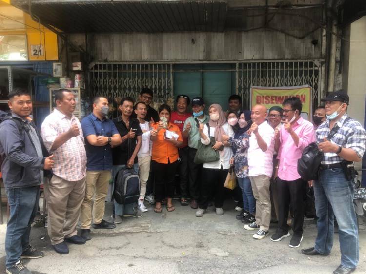 Ibu Juru Parkir Terharu, Terima Santunan Rp2000 Aksi Solidaritas Wartawan