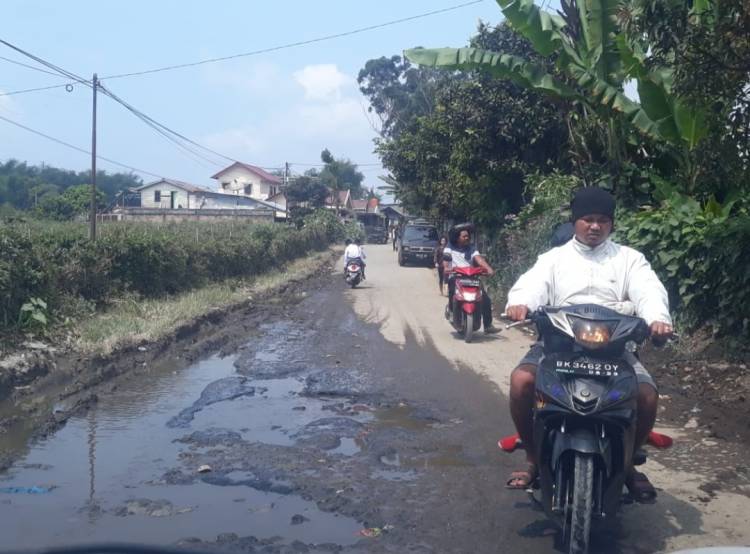 Jalan Rusak Parah Menuju ke Kantor Camat Berastagi, Warga: Berharap Dilakukan Perbaikan