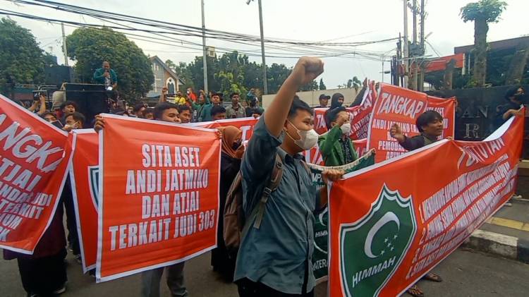 Diduga Terlibat Konsorsium Judi Apin BK, HIMMAH Sumut Desak Kapolda Sumut Tangkap Andi Jatmiko dan Atjai!